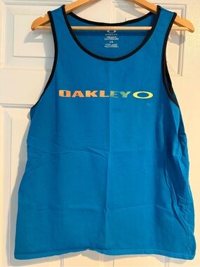 Men’s blue Oakley tank